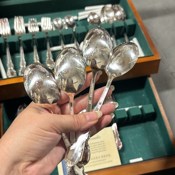 1847 Rogers Bros. Reflection 60pc silver plate flatware set - Picture 10 of 17